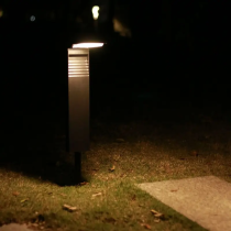 BERGE Solárna LED záhradná lampa na záhradný stĺpik so senzorom súmraku